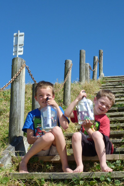 Lakelan and Jyedon Goad holding the message in a bottle